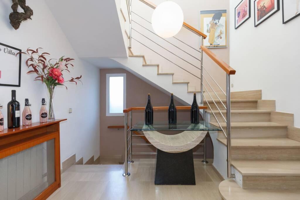 Villa Wine Experience Cambrils - Wine, Art & Games エクステリア 写真
